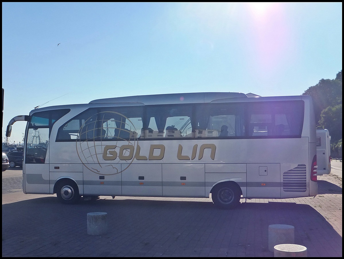 Mercedes Atego Prestige von Gold Line aus Polen im Stadthafen Sassnitz.