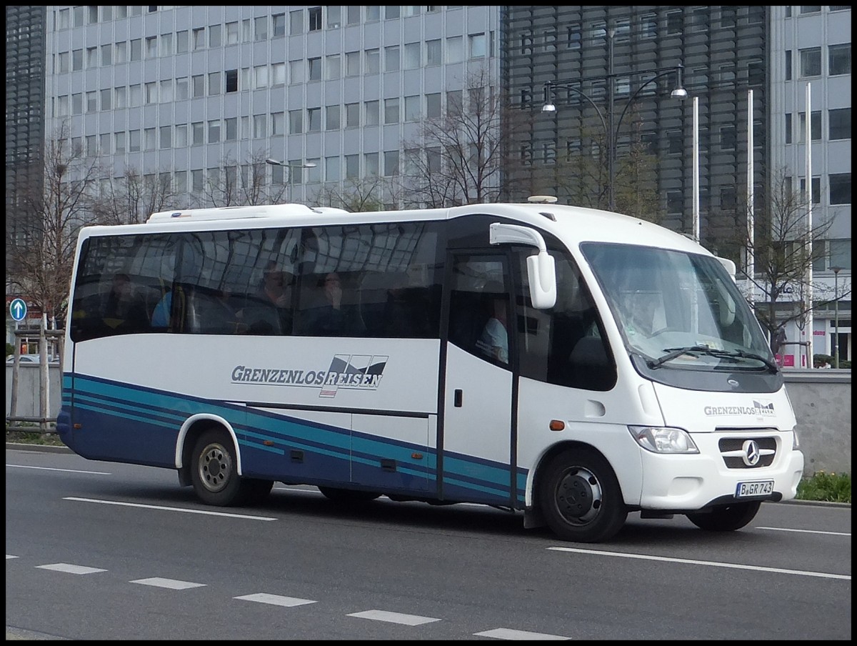 Mercedes Beluga von Grenzenlos Reisen aus Deutschland in Berlin.