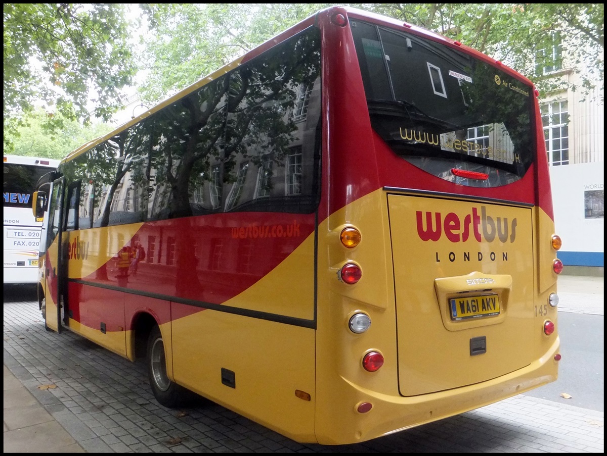 Mercedes Beluga von Westbus aus England in London.