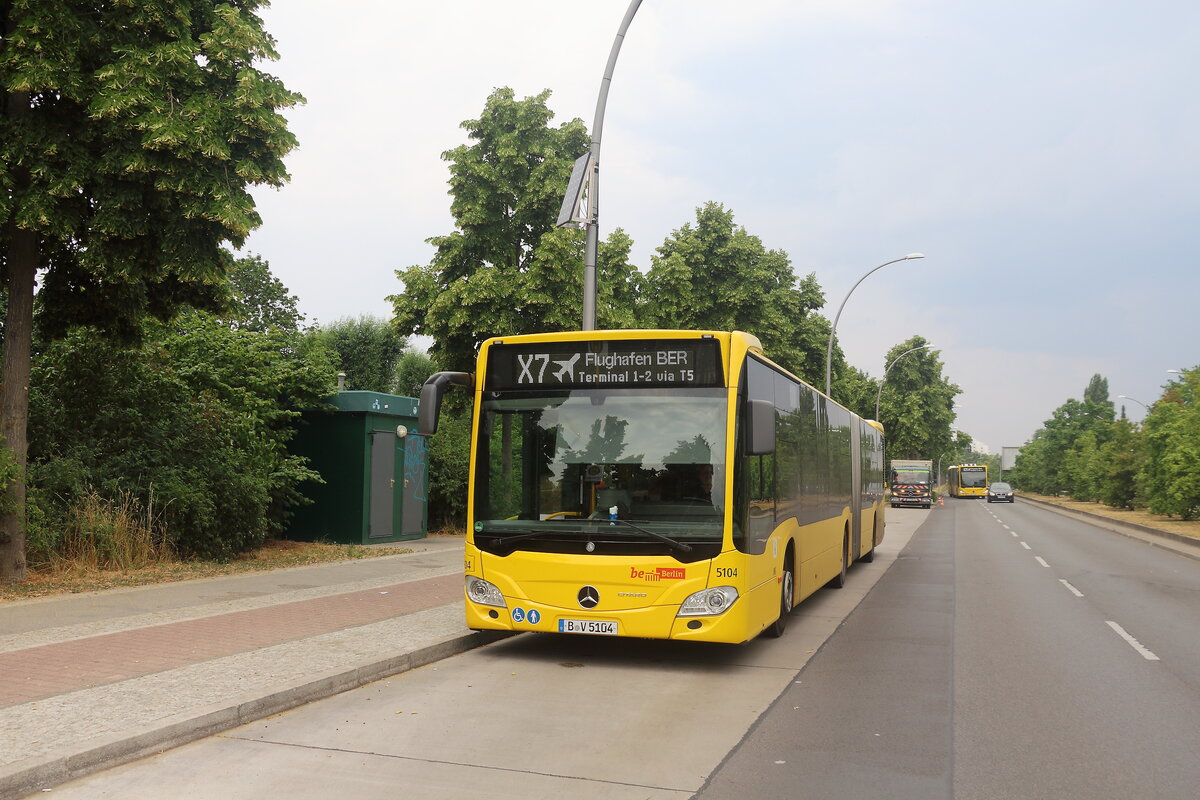 Mercedes-Benz Citaro C2 G der BVG der Linie X7 an der Endhaltestelle in Richtung zum BER Terminal 1 und 2 am 02. Juli 2021. 