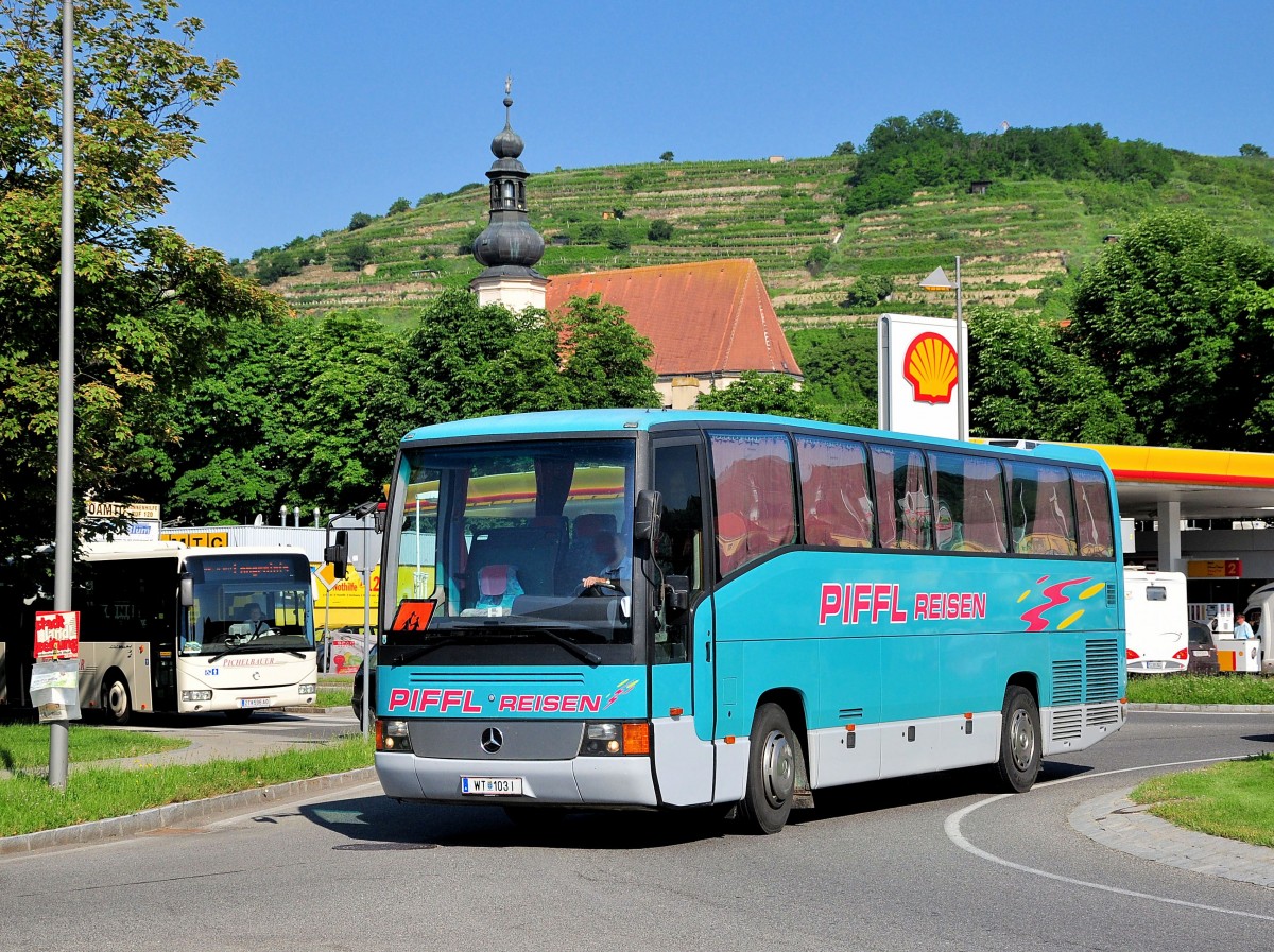 Mercedes Benz O 404 von PIFFL Reisen / Wien am 17.6.2013 in Krems unterwegs.