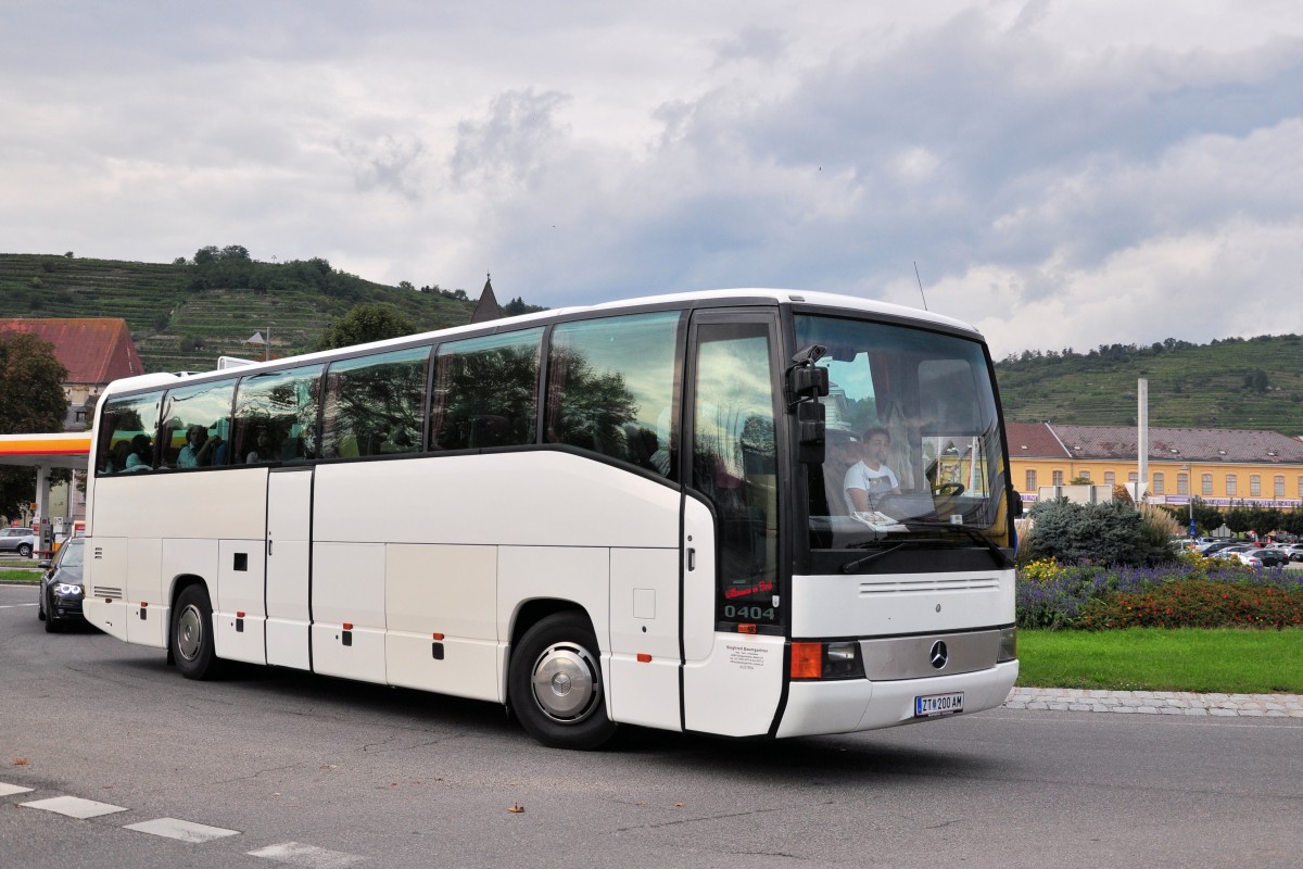 Mercedes Benz O 404 von Siegfried BAUMGARTNER Busreisen aus Obersterreich am 20.9.2014 in Krems gesehen.