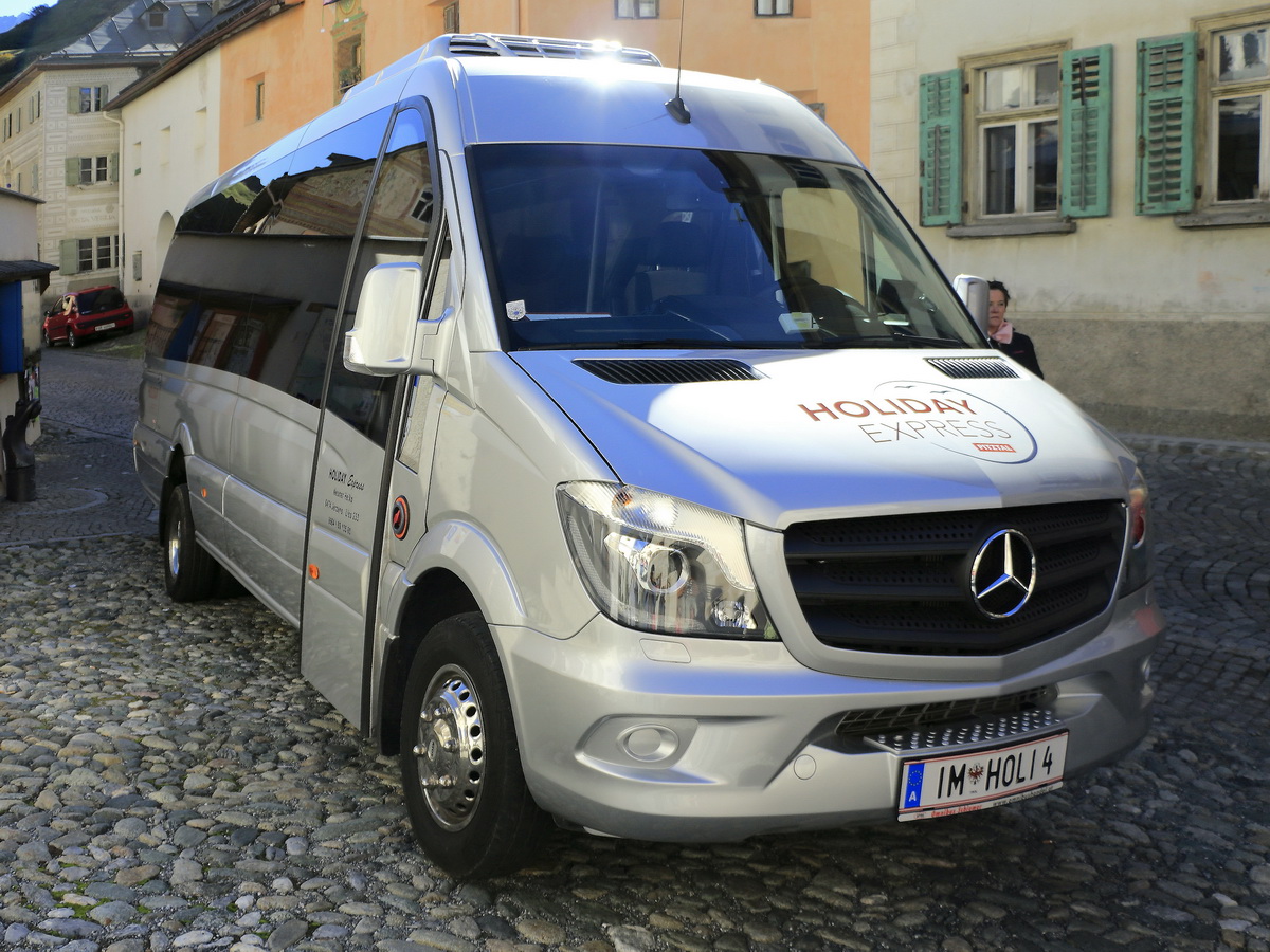 Mercedes-Benz Sprinter der Firma Holiday Express, Neuner Heiko, 6474 Jerzens Liss 233 steht an der Kirche in Ardez