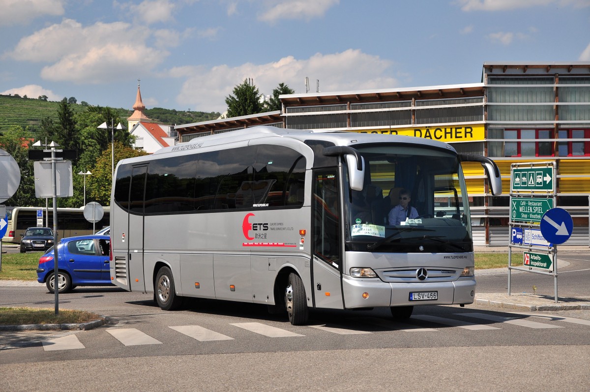 Mercedes Benz Tourino aus Ungarn am 23.Juni 2014 in Krems unterwegs.