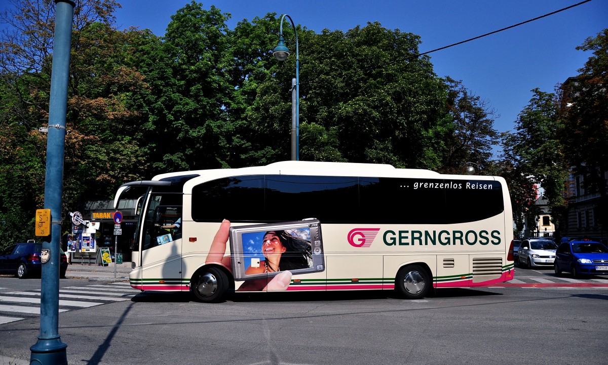 Mercedes Benz Tourino von Gerngross Reisen aus sterreich am 18.Juli 2014 in Krems unterwegs.