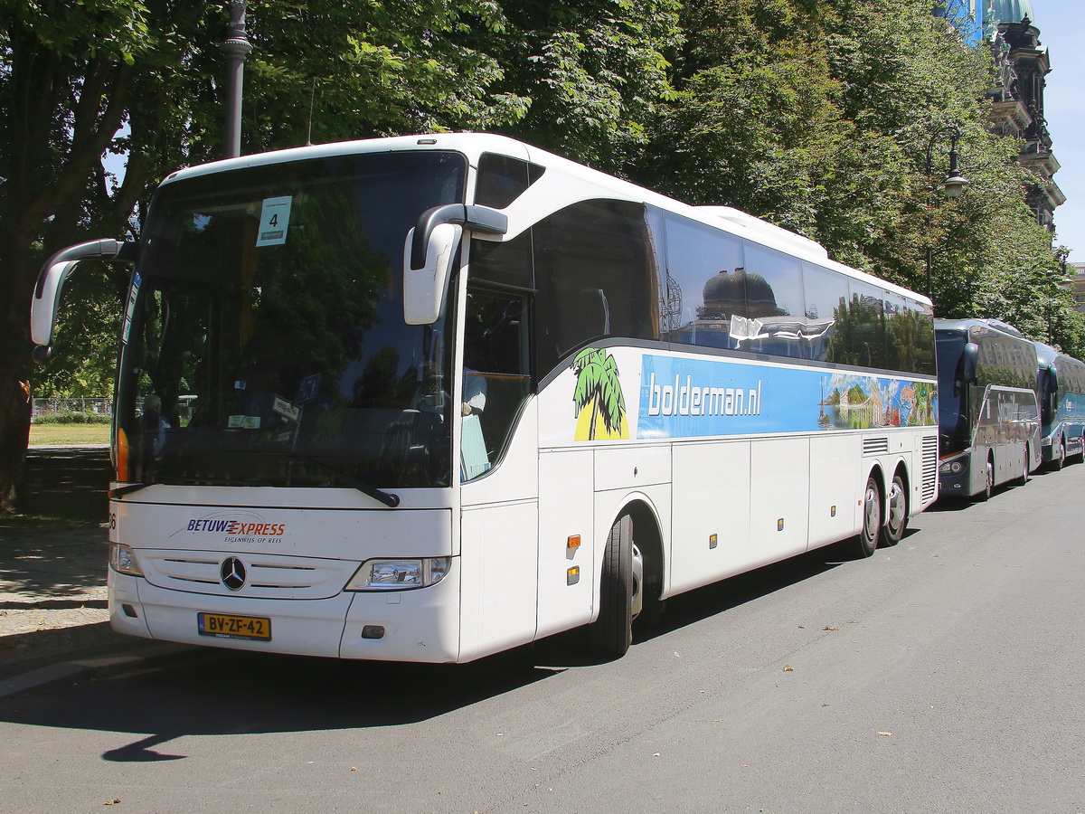 Mercedes-Benz Tourismo von BETUWE EXPRESS aus den Niederlanden am 06. Juni 2018 in Berlin Am Lustgarten.