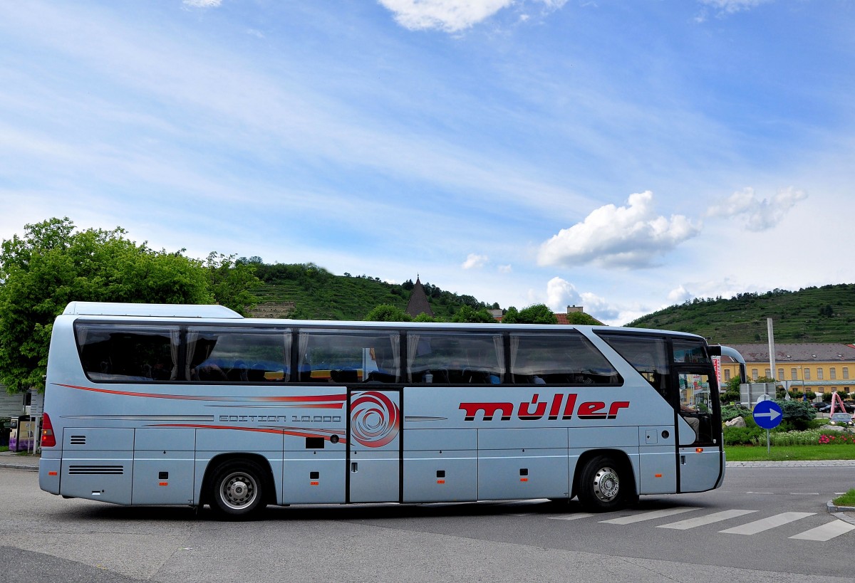 Mercedes Benz Tourismo von Hubert MLLER Reisen / sterreich am 22.5.2013 in Krems an der Donau.