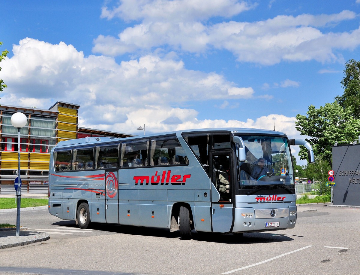 Mercedes Benz Tourismo von Hubert MLLER Reisen / sterreich am 22.5.2013 in Krems an der Donau.