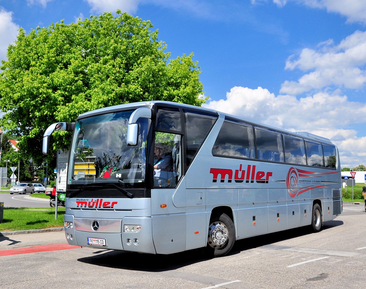 Mercedes Benz Tourismo von Hubert MLLER Reisen / sterreich am 22.5.2013 in Krems an der Donau.