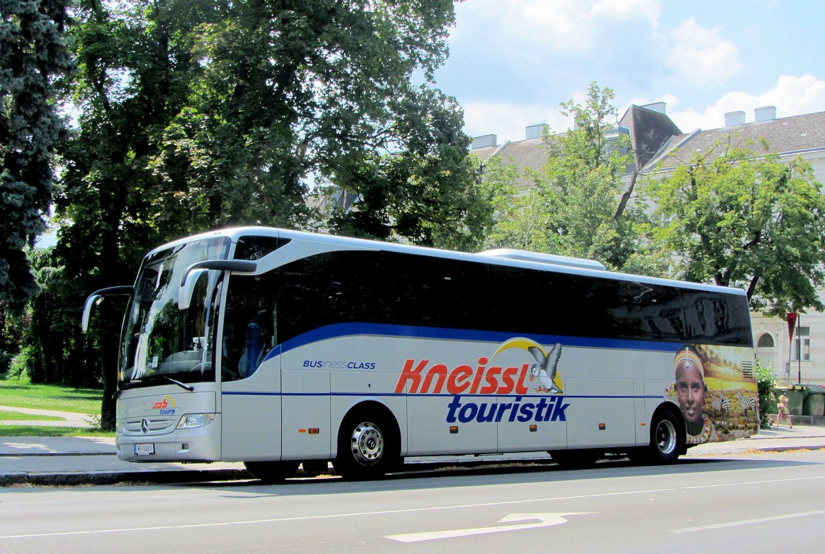 MERCEDES BENZ TOURISMO von KNEISSL Touristik/sterreich,im Juli 2013 in Krems gesehen.