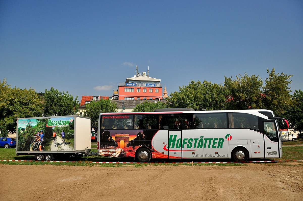 Mercedes Benz Tourismo mit einem Radanhnger von Hfsttter Reisen aus sterreich am 18.Juli 2014 in Krems gesehen.