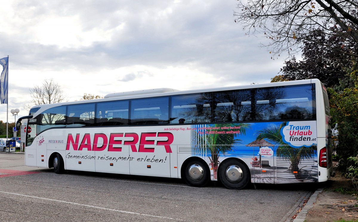 Mercedes Benz Tourismo von Naderer Reisen aus sterreich am 16.10.2014 in Krems.