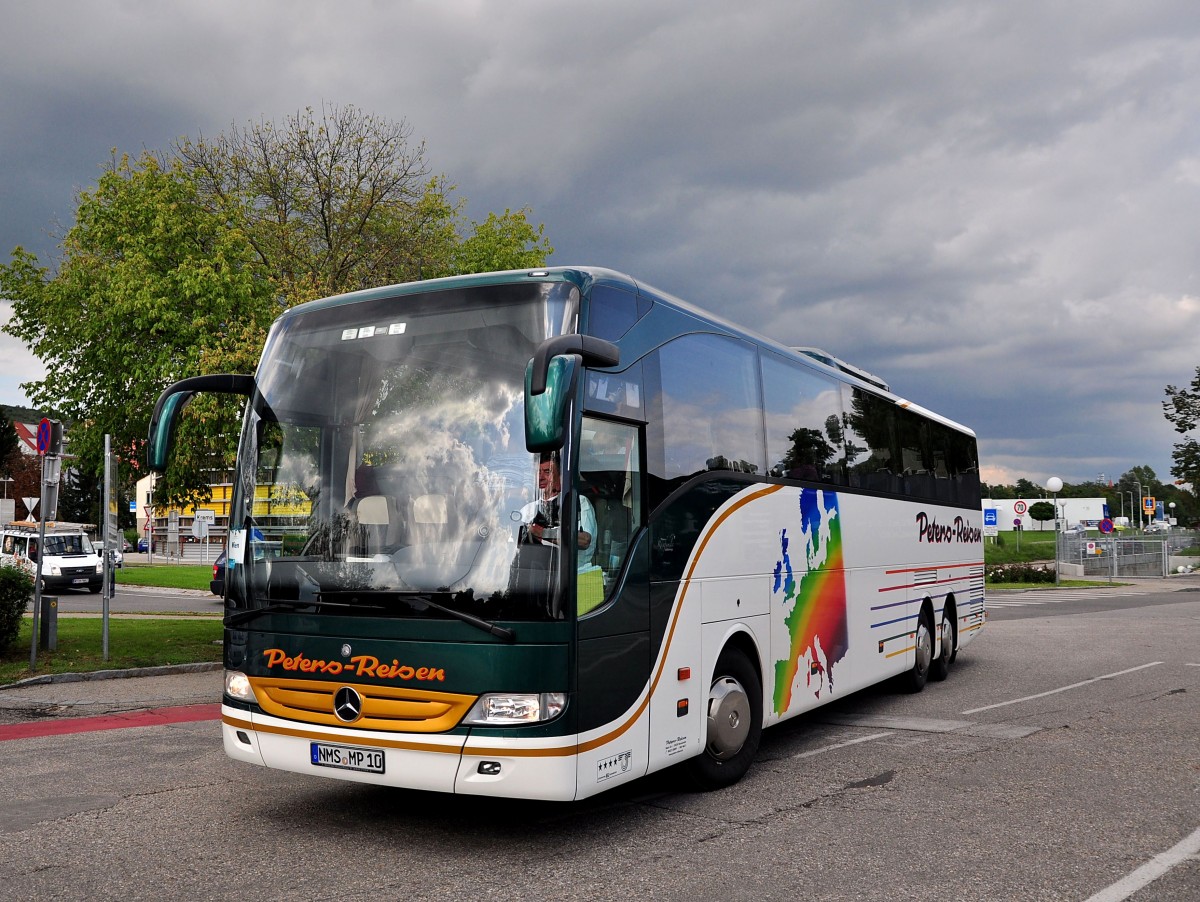 Mercedes Benz Tourismo von Peters Reisen aus Deutschland am 21.August 2014 in Krems gesehen.