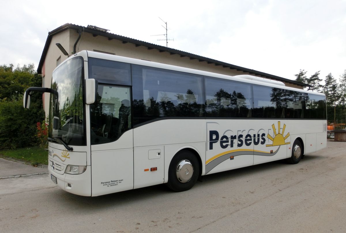 Mercedes-Benz Tourismo RH (Baujahr 2009) von Perseus-Reisen aus Neumarkt-St. Veit. 51 Schlafsessel (zustzl. 2 Reiseleitersitze mglich) sind in diesem Hochboden-Kombibus verbaut, sein Antrieb besteht aus einem Reihensechszylinder von MB, Typ OM 457 hLA (BlueTec5), mit 260 kW (354 PS) und dem ebenfalls hauseigenen Schaltgetriebe GO 190-6.
Diese Aufnahme entstand am 29. 9. 2013 auf dem Waldkraiburger Abstellplatz von Perseus.