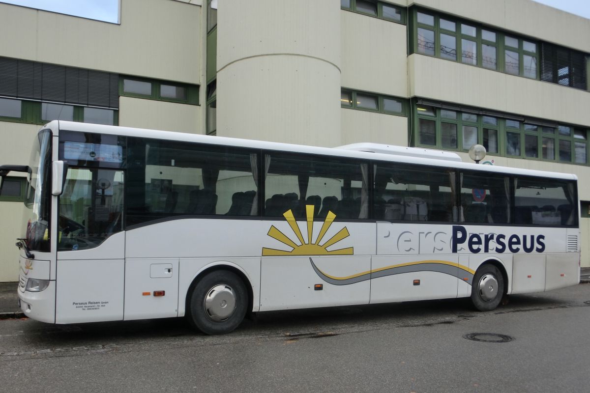 Mercedes-Benz Tourismo RH (Baujahr 2010) von Perseus-Reisen aus Neumarkt-St. Veit. 51 Schlafsessel (zusätzl. Reiseleitersitz möglich) sind in diesem Hochboden-Kombibus verbaut, sein Antrieb besteht aus einem Reihensechszylinder von MB, Typ OM 457 hLA (BlueTecEEV), mit 260 kW (354 PS) und dem ebenfalls hauseigenen Schaltgetriebe GO 190-6.
Diese Aufnahme entstand am 17. 10. 2014 vor dem Bahnhof in Mühldorf/Inn.