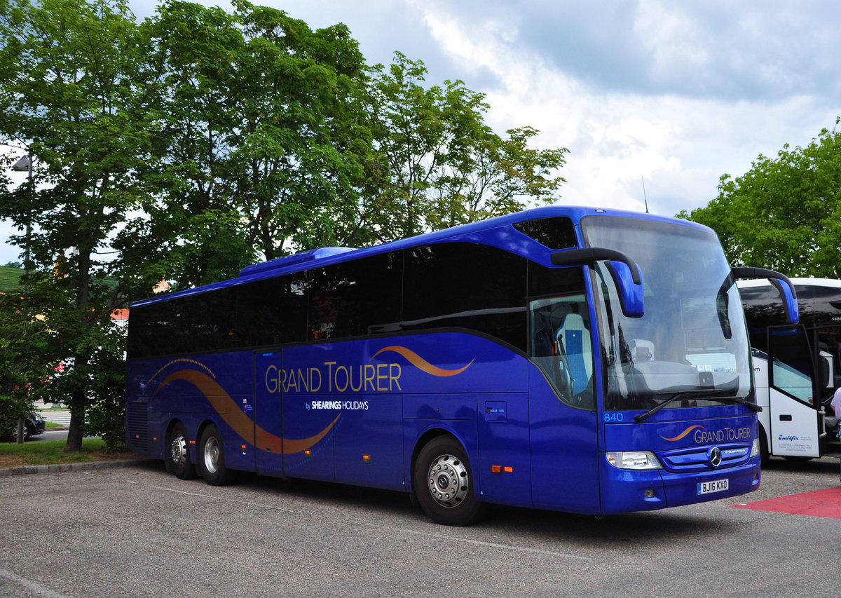 Mercedes Benz Tourismo von Shearings Holydays aus GB in Krems gesehen.