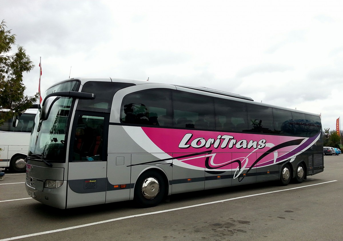 Mercedes Benz Travego aus Kroatien am 15.4.2014 bei Haugsdorf/Niedersterreich gesehen.