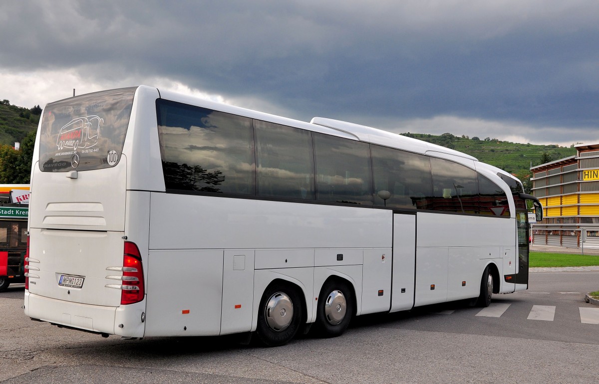 Mercedes Benz Travego aus Ungarn am 21.August 2014 in Krems unterwegs.