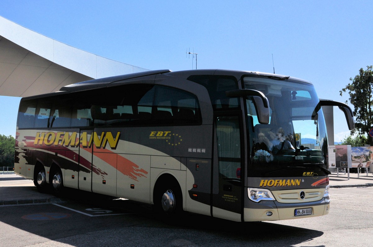 MERCEDES BENZ TRAVEGO von HOFMANN Reisen / BRD am 9.7.2013 in Krems gesehen.