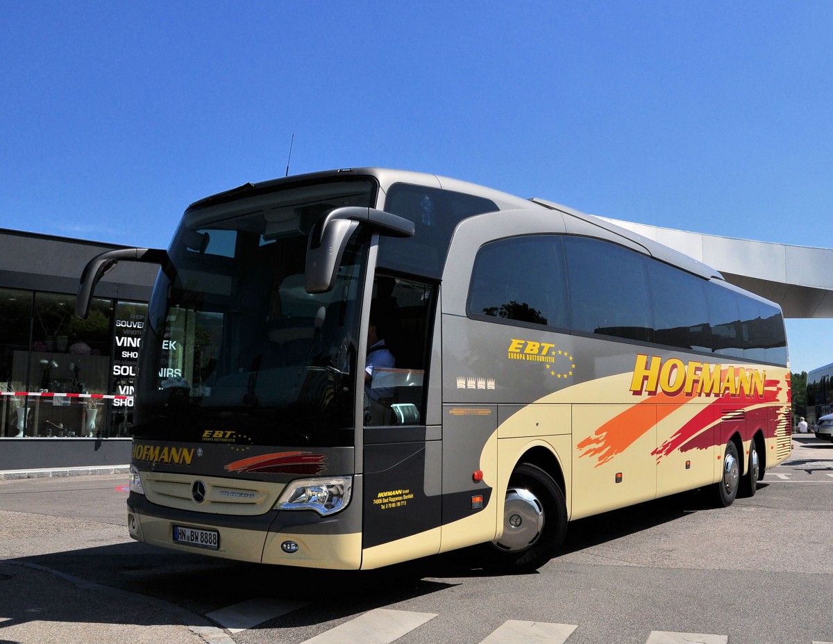 MERCEDES BENZ TRAVEGO von HOFMANN Reisen / BRD am 9.7.2013 in Krems gesehen.