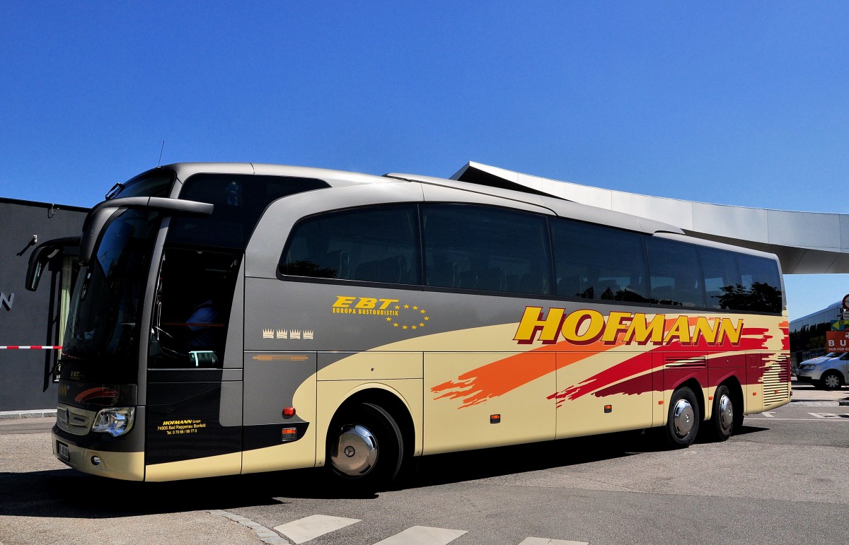 MERCEDES BENZ TRAVEGO von HOFMANN Reisen / BRD am 9.7.2013 in Krems gesehen.