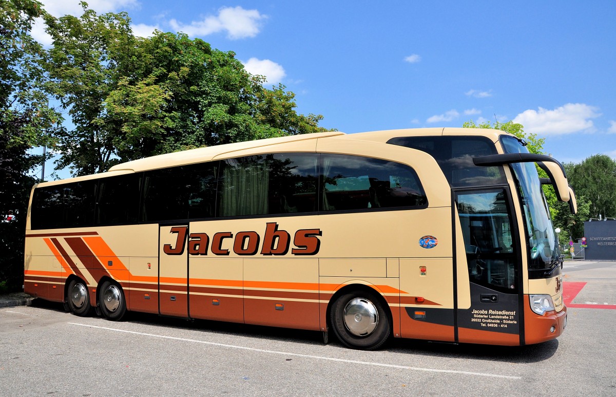 MERCEDES BENZ TRAVEGO von JACOBS aus der BRD am 22.6.2013 in Krems an der Donau.