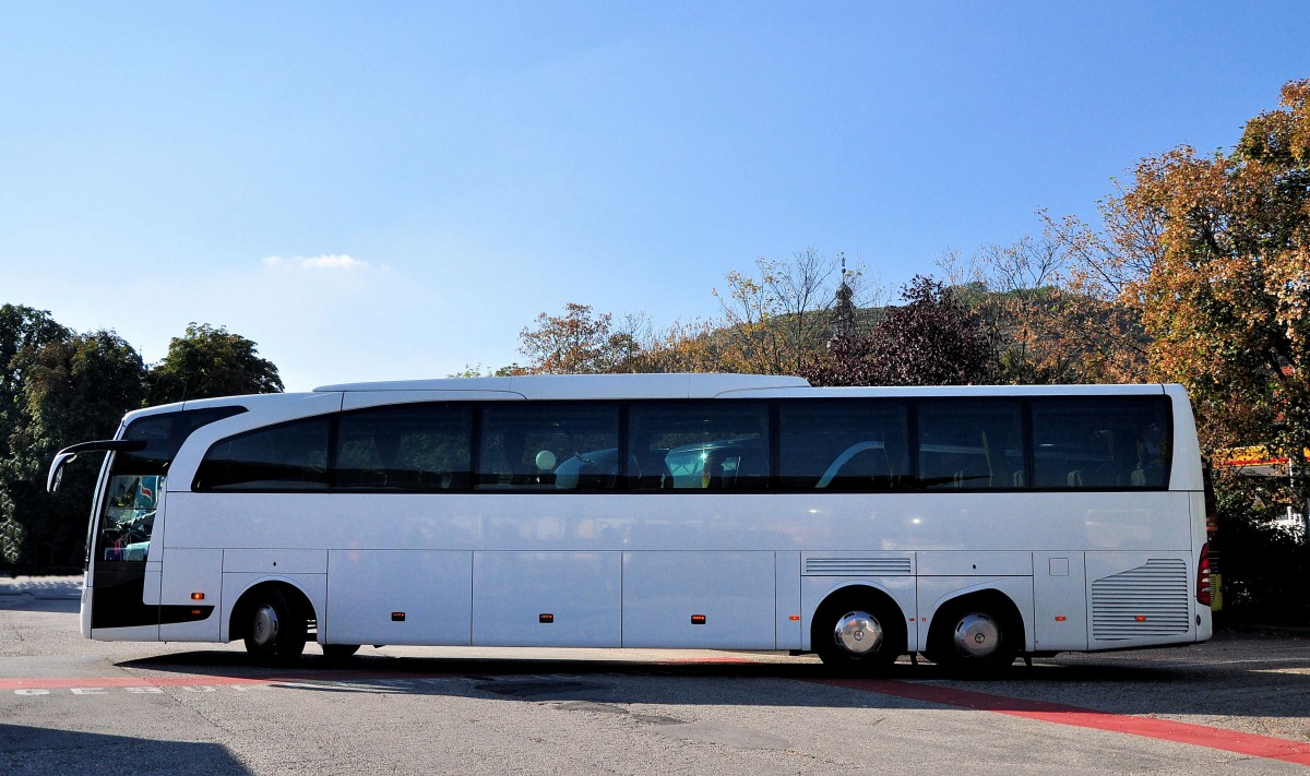 Mercedes Benz Travego parkt im Herbst 2013 in Krems ein.