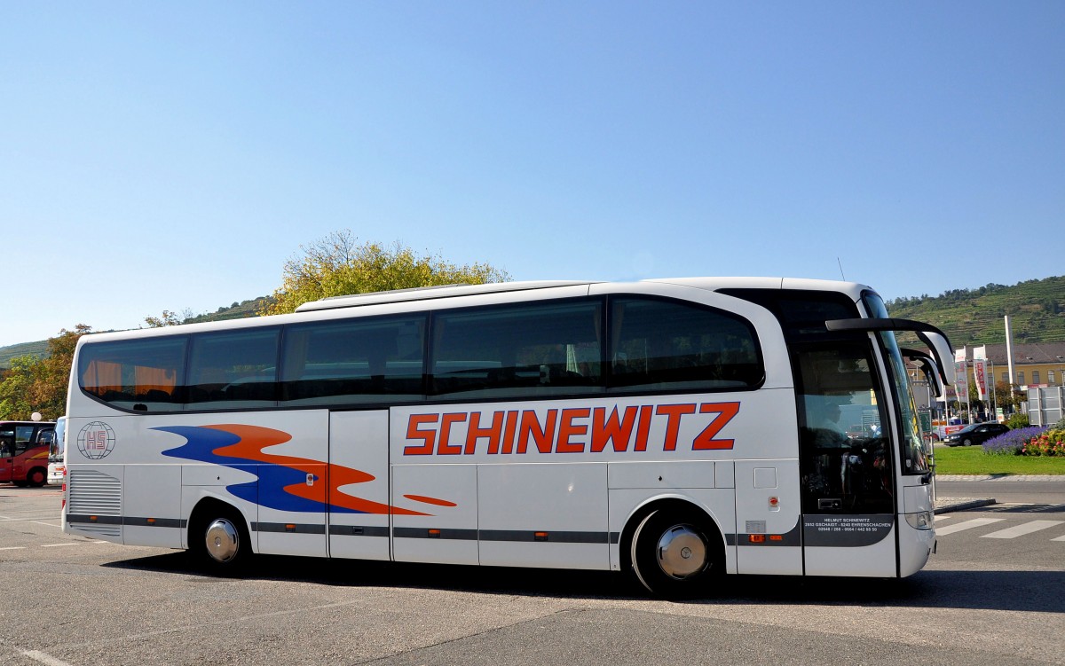 MERCEDES BENZ Travego von SCHINEWITZ Reisen aus sterreich im September 2013 in Krems unterwegs.