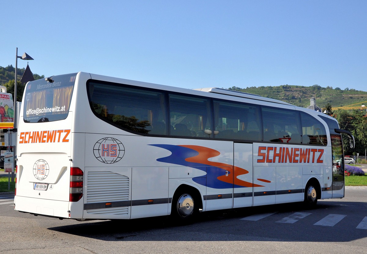 MERCEDES BENZ Travego von SCHINEWITZ Reisen aus sterreich im September 2013 in Krems unterwegs.