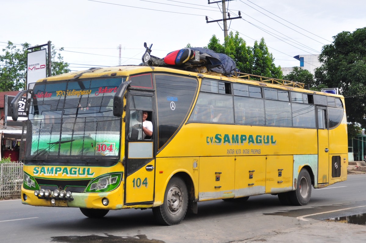 Mercedes Diesel Liniebus im Juni in Nordsumatra gesehen.