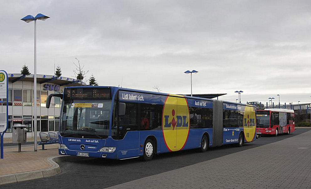 Mercedes Gelenkbus mit LIDL Werbung am 23.11.2013 am ZOB in Westerland
auf Sylt. Der Bus fhrt fr die Sylter Verkehrsgesellschaft SVG.