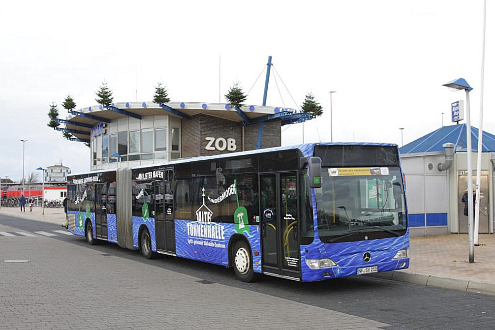 Mercedes Gelenkbus der SVG (Sylter Verkehrsgesellschaft) am 23.11.2013 am ZOB in Westerland.