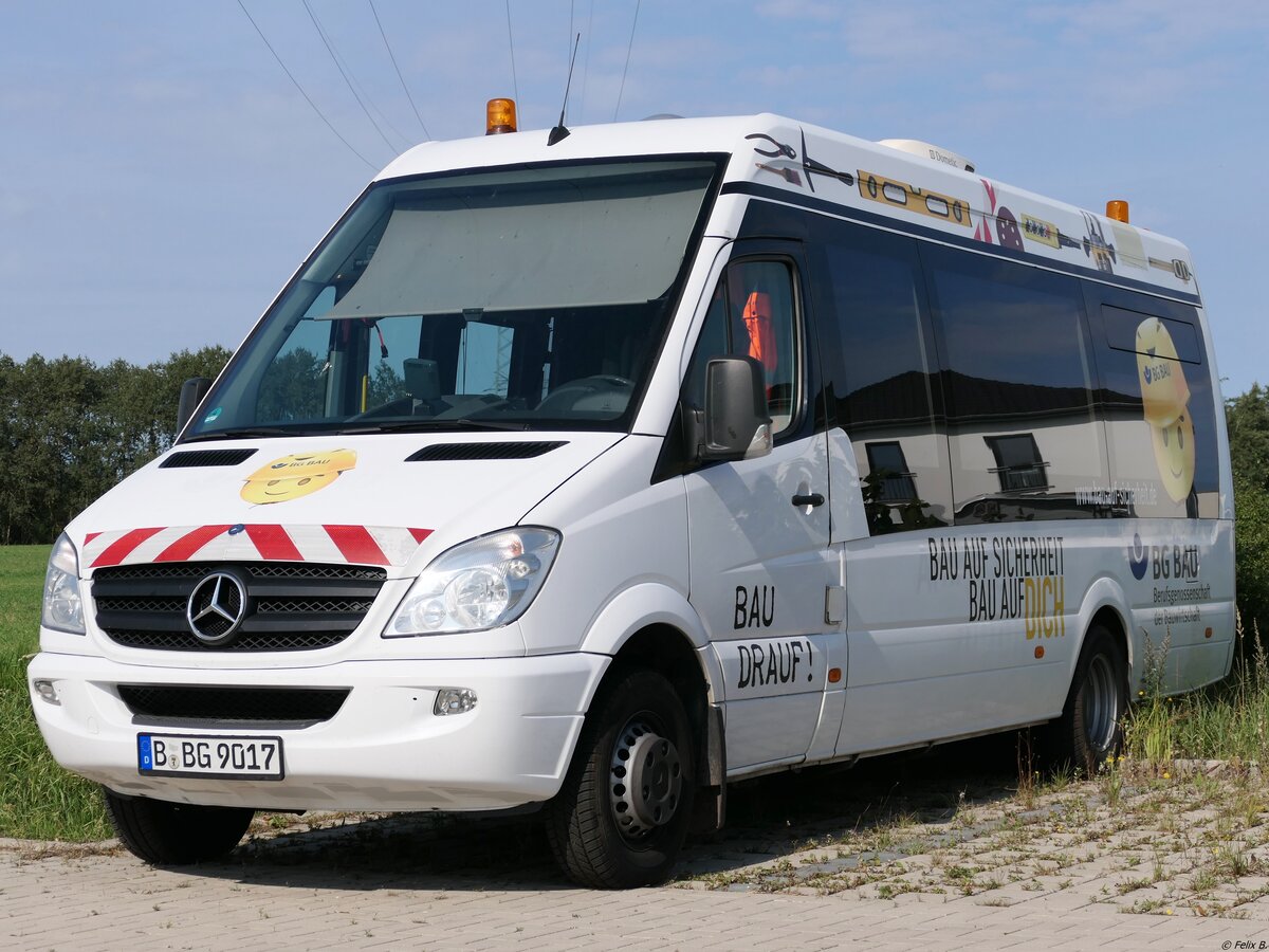 Mercedes Sprinter der Berufsgenossenschaft der Bauwirtschaft aus Deutschland in der Nähe von Greifswald.