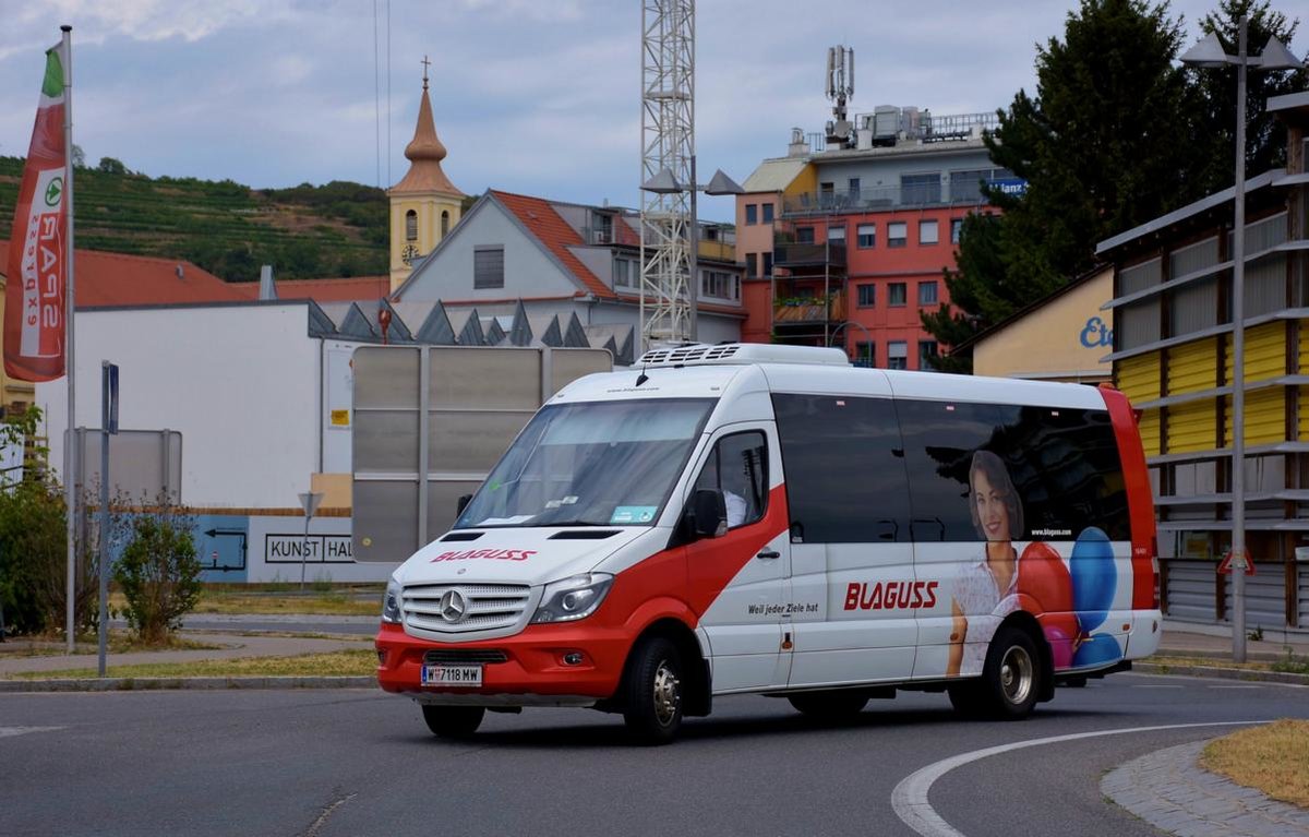 Mercedes Sprinter von Blaguss Reisen aus Wien 2017 in Krems.