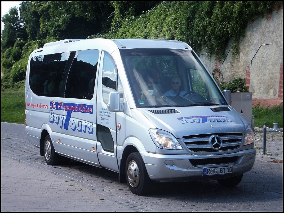 Mercedes Sprinter von BoyTours aus Deutschland im Stadthafen Sassnitz.