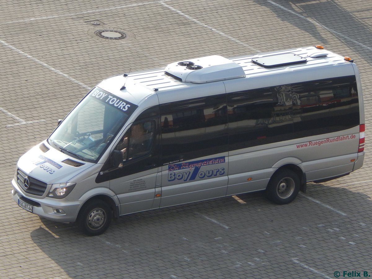 Mercedes Sprinter von BoyTours aus Deutschland im Stadthafen Sassnitz. 