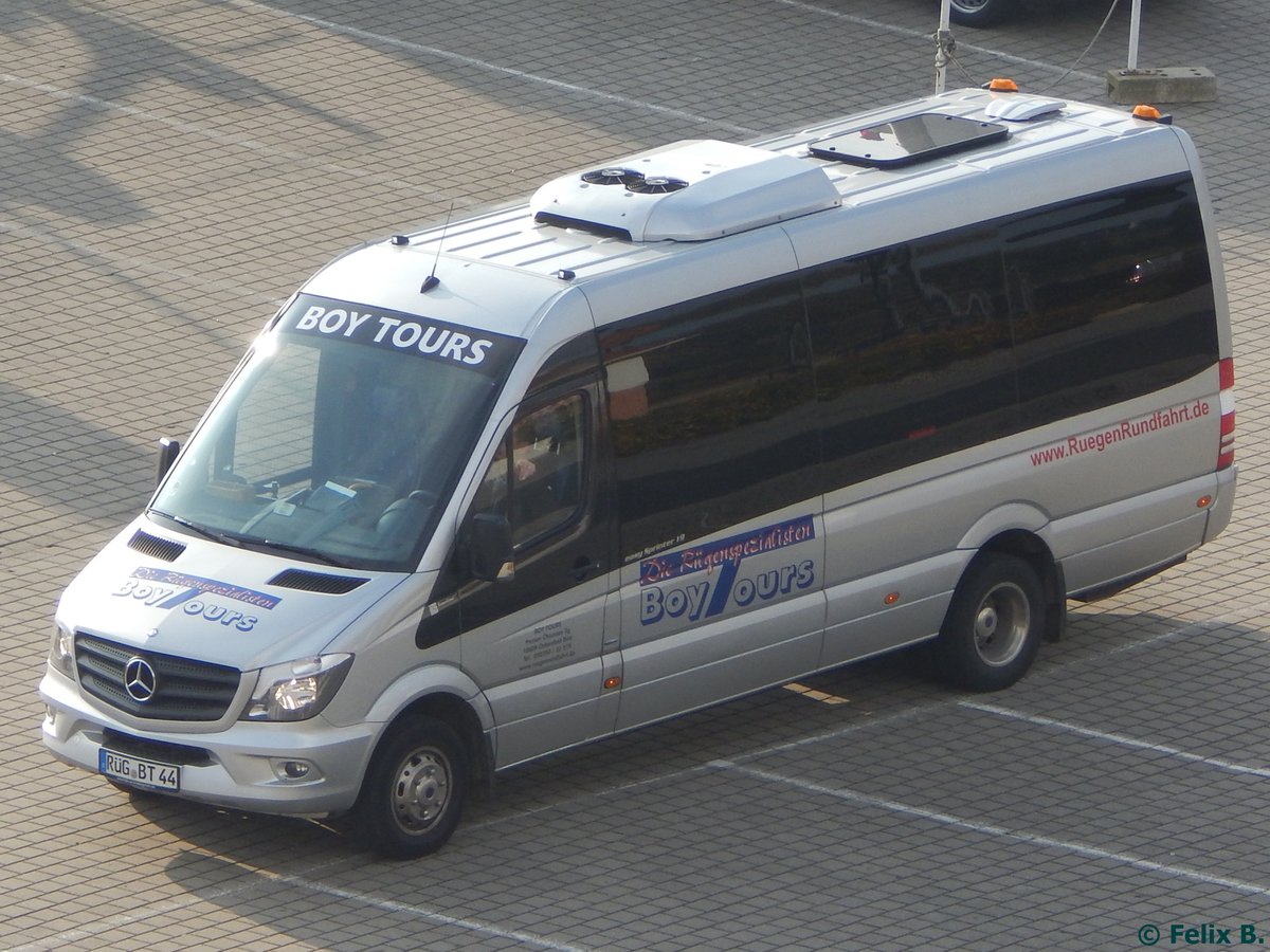 Mercedes Sprinter von BoyTours aus Deutschland im Stadthafen Sassnitz. 