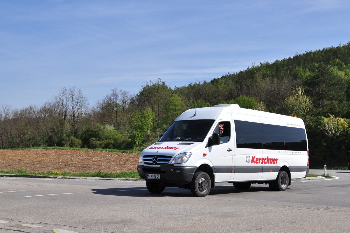 Mercedes Sprinter von der Fa. Kerschner als  Vorhut Fahrzeug  beim Oldtimertreffen am 25.4.2015 bei der Auffahrt auf den Gttweigerberg bei Krems.