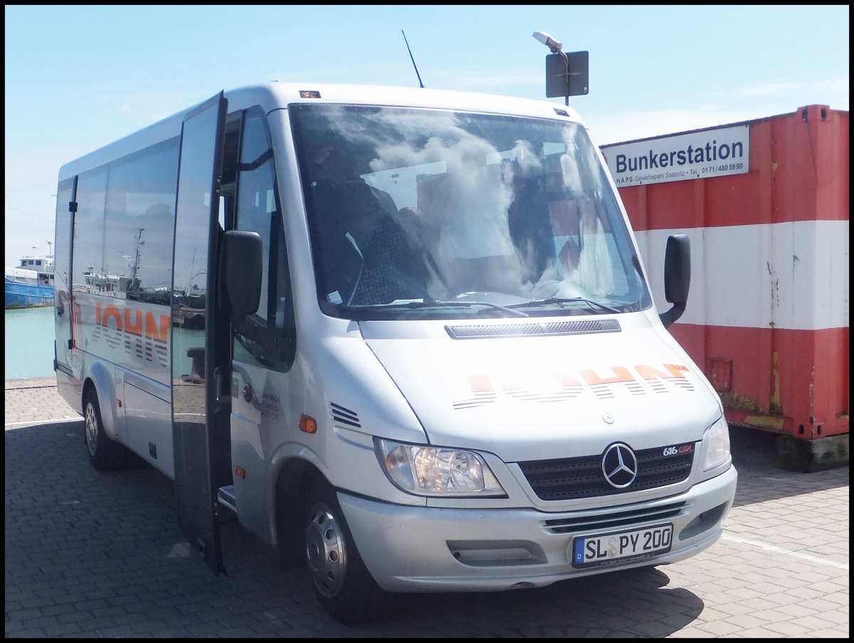 Mercedes Sprinter von John Reisen aus Deutschland im Stadthafen Sassnitz.