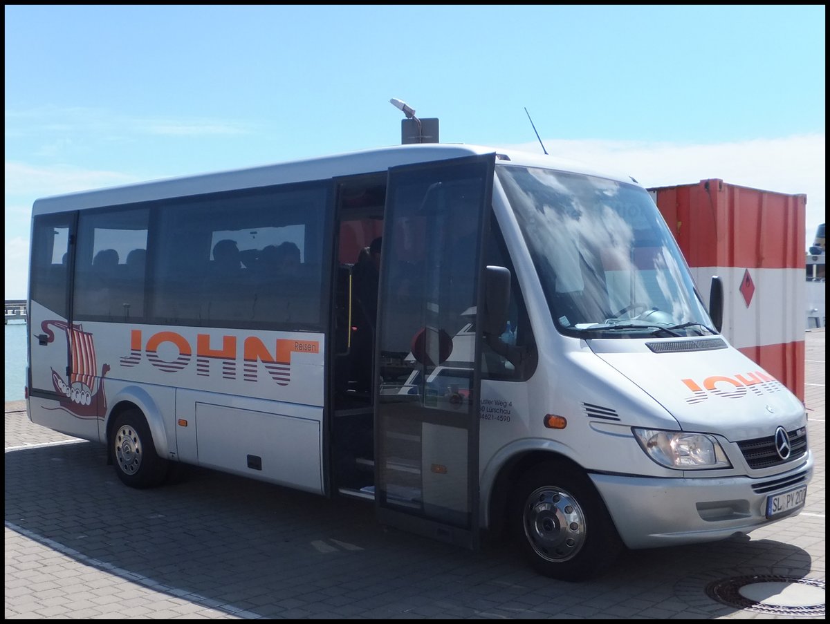 Mercedes Sprinter von John Reisen aus Deutschland im Stadthafen Sassnitz.