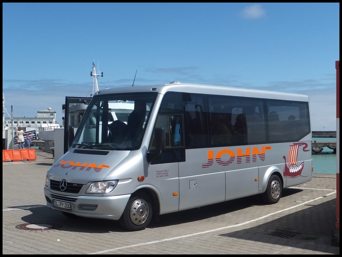 Mercedes Sprinter von John Reisen aus Deutschland im Stadthafen Sassnitz.