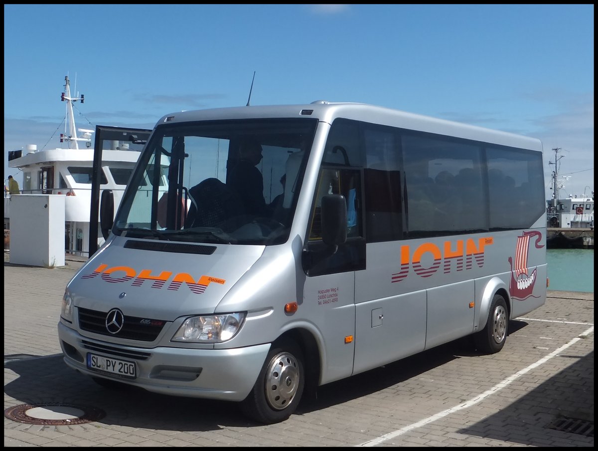 Mercedes Sprinter von John Reisen aus Deutschland im Stadthafen Sassnitz.