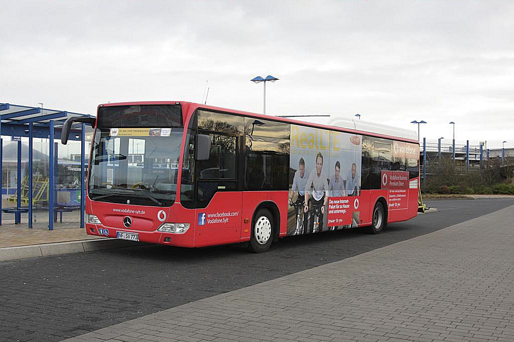 Mercedes Stadtbus mit Vodafone Werbung am 23.11.2013
am ZOB in Westerland auf Sylt. Der Bus fhrt fr die 
SVG (Sylter Verkehrsgemeinschaft).