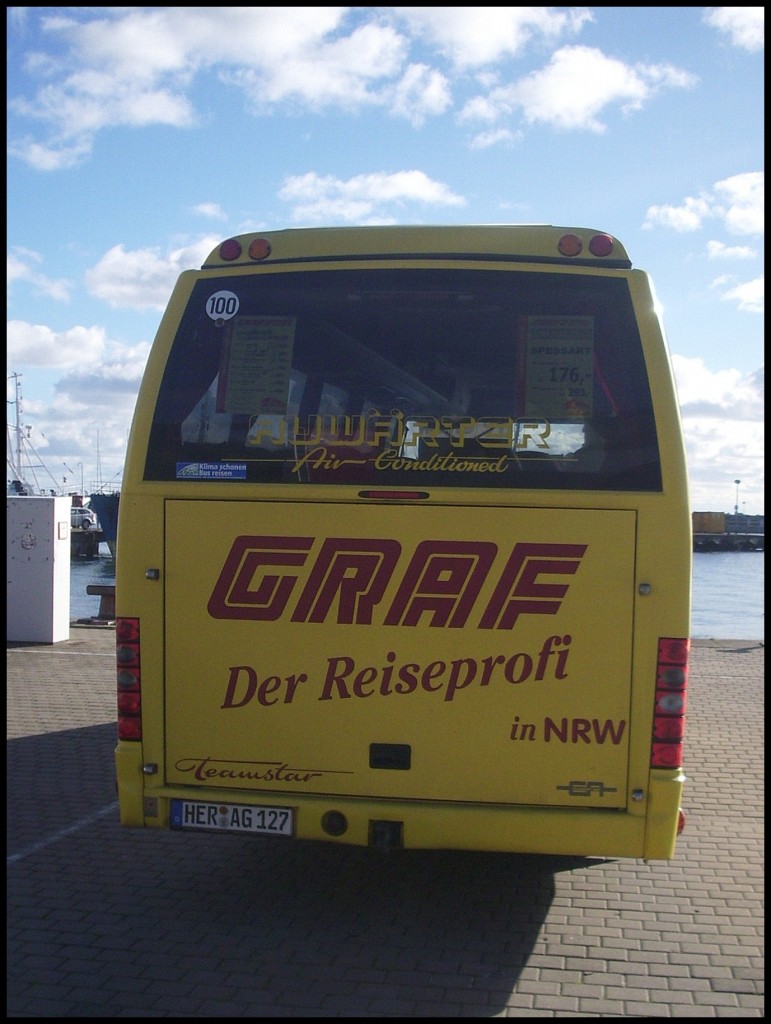 Mercedes Teamstar von Graf's Reisen aus Deutschland im Stadthafen Sassnitz. 