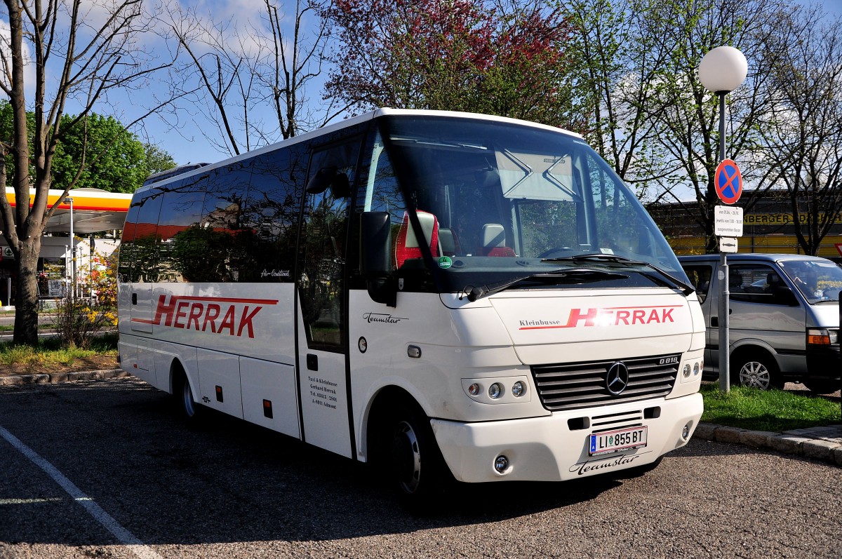 Mercedes Teamstar O 818 von Herrak Reisen aus sterreich am 18.4.2015 in Krems.