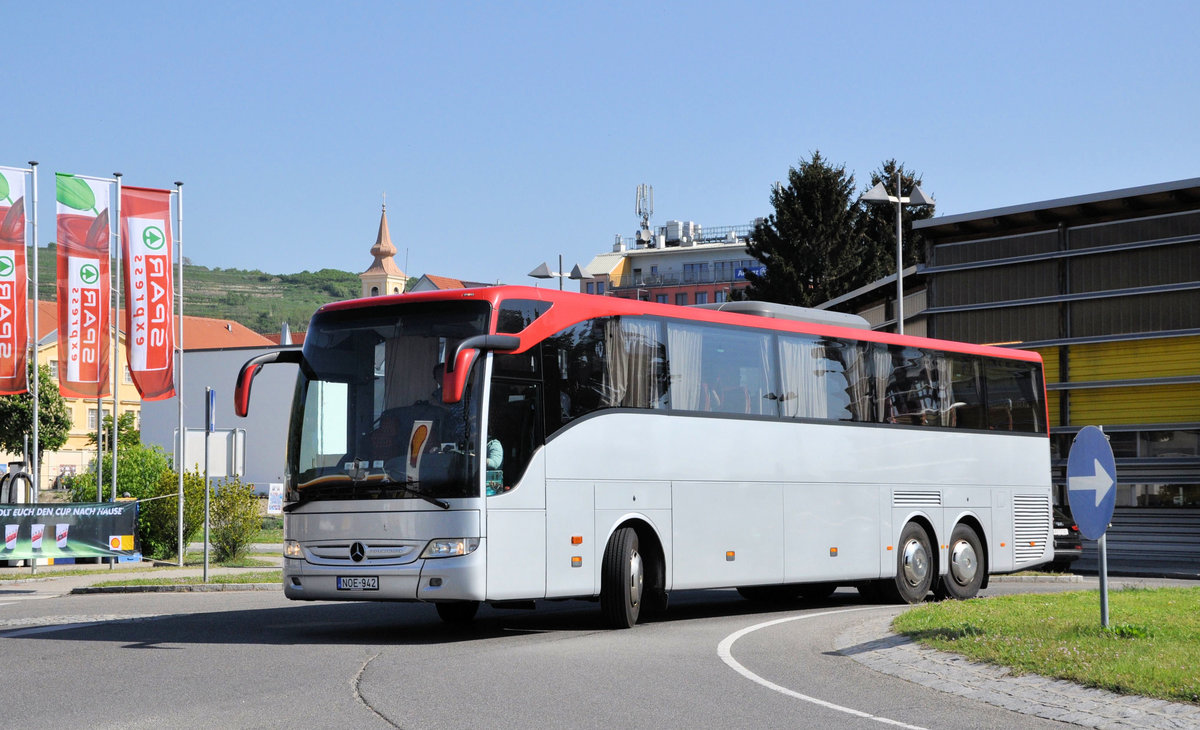 Mercedes Tourismo aus Ungarn in Krems gesehen.