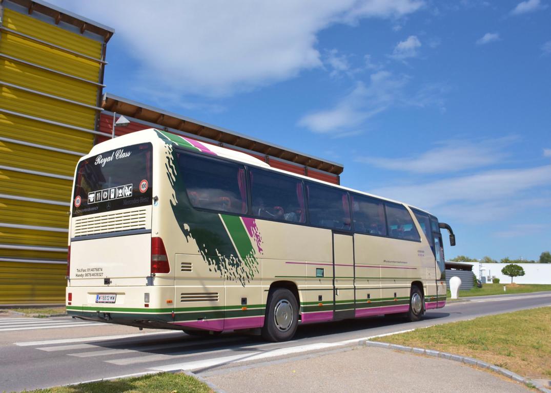 Mercedes Tourismo aus Wien in Krems.