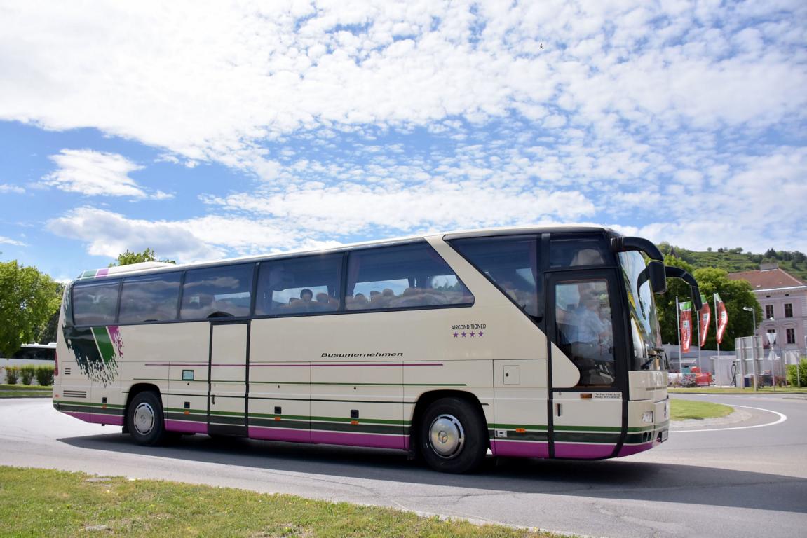 Mercedes Tourismo aus Wien in Krems.