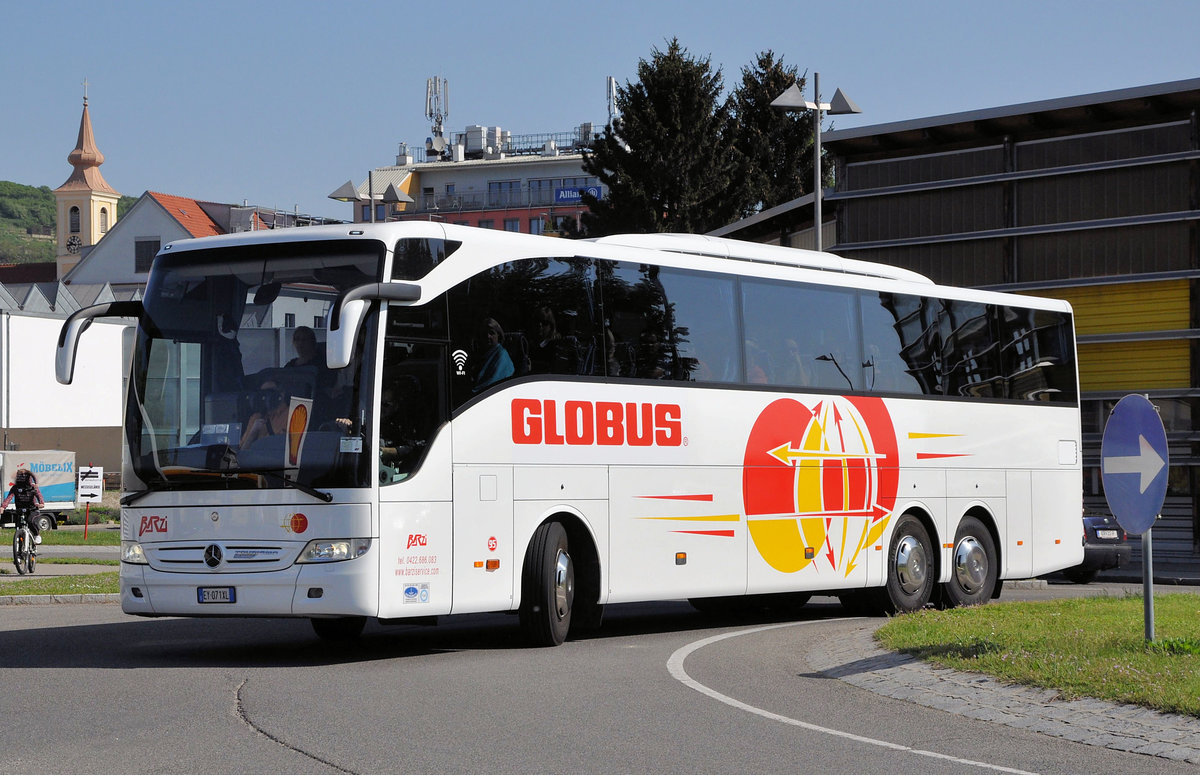 Mercedes Tourismo von Barzi aus Italien in Krems gesehen.