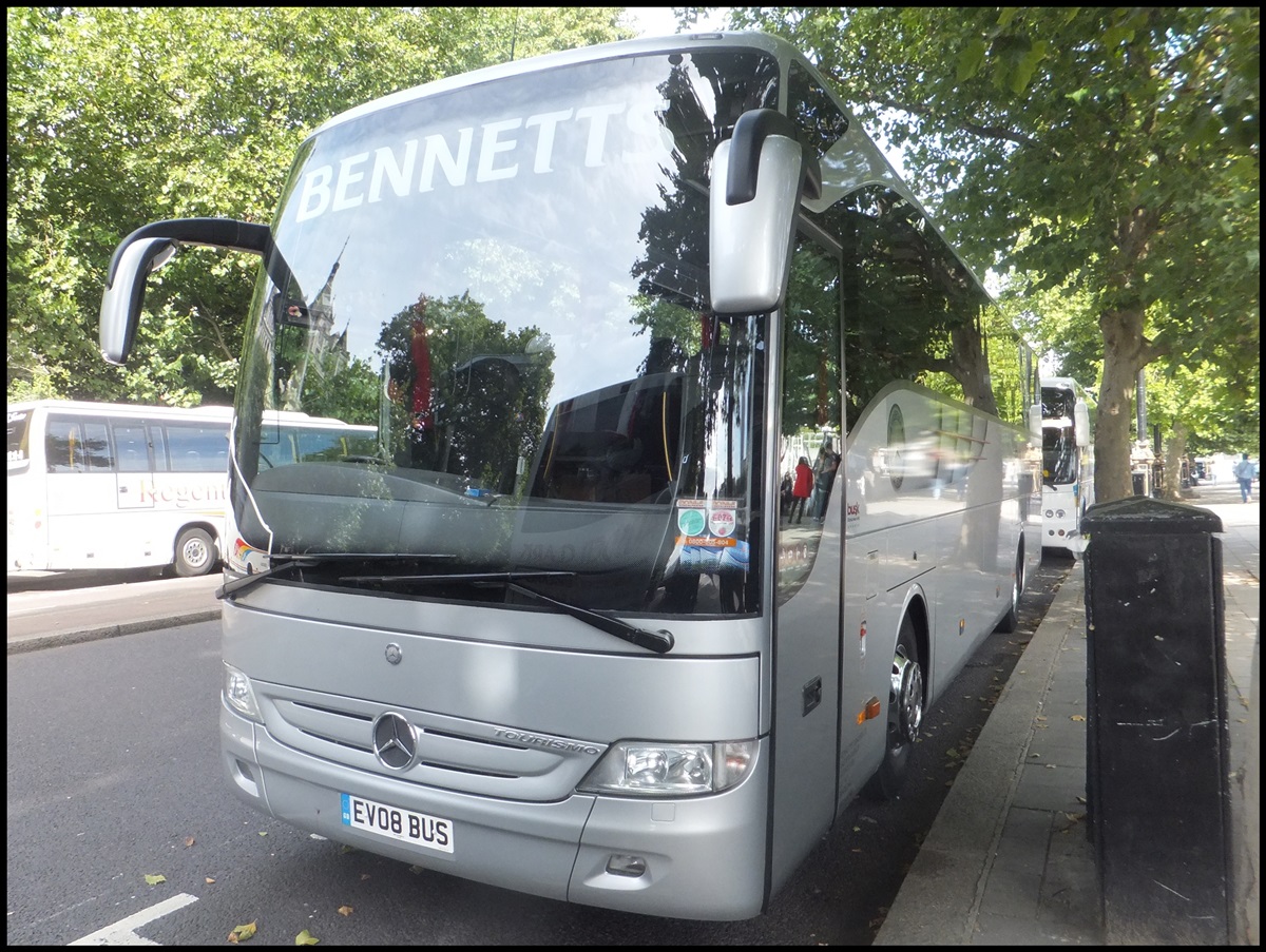 Mercedes Tourismo von Bennets aus England in London.